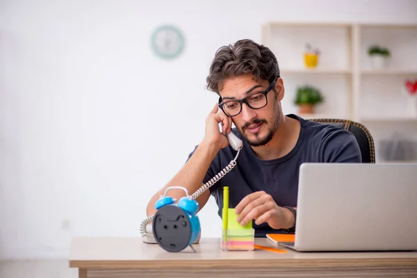 Jovem designer do sexo masculino trabalhando no escritório — Fotografia de Stock