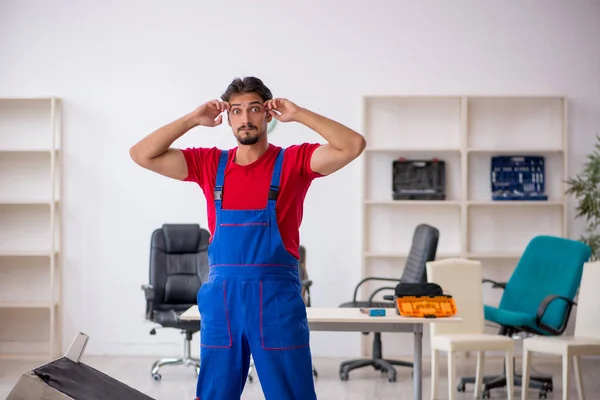 Junger Tischlermeister arbeitet in Werkstatt — Stockfoto