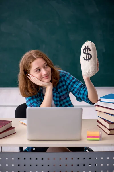 Młoda studentka w drogiej koncepcji edukacji — Zdjęcie stockowe