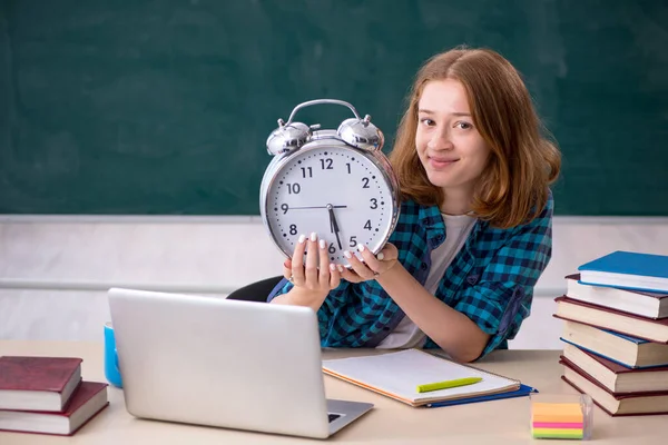 Joven estudiante en concepto de gestión del tiempo —  Fotos de Stock