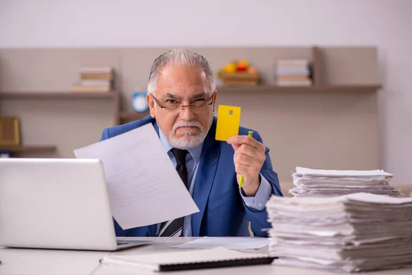 Old male boss working from home during pandemic — Stock Photo, Image