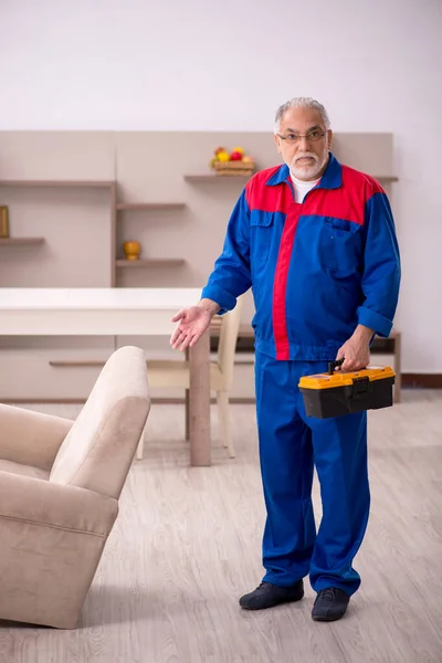 Gamla manliga snickare arbetar inomhus — Stockfoto