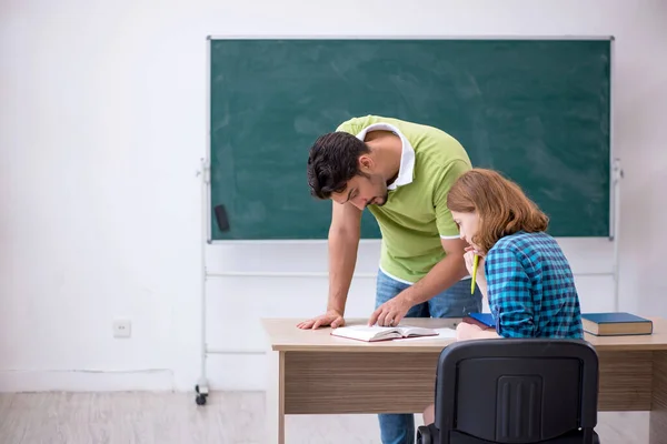 Jovem professor e aluno em sala de aula — Fotografia de Stock