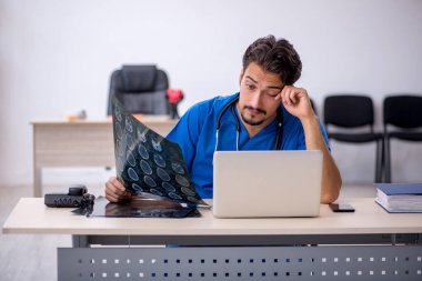 Klinikte çalışan genç bir erkek radyolog.