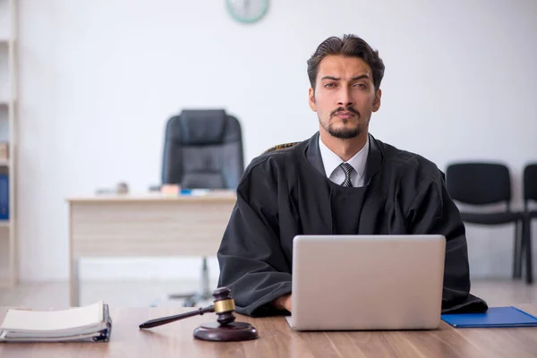 Jovem juiz do sexo masculino que trabalha no tribunal — Fotografia de Stock