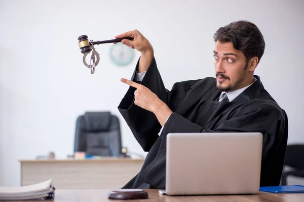 Juez joven trabajando en el juzgado — Foto de Stock