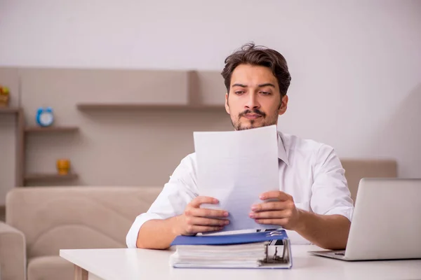 Junge männliche Mitarbeiter arbeiten während der Pandemie von zu Hause aus — Stockfoto