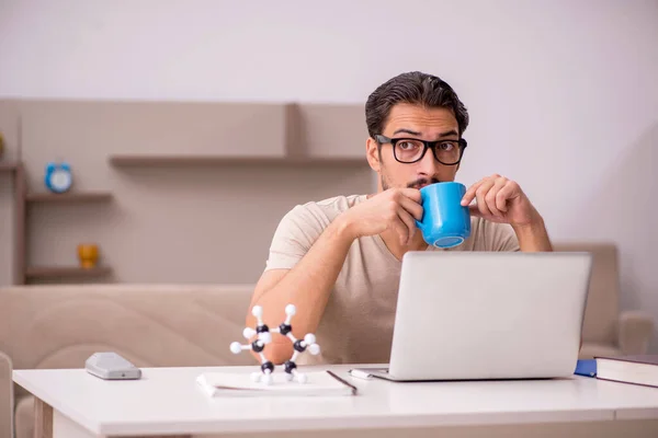 Ung manlig student som studerar hemma under en pandemi — Stockfoto