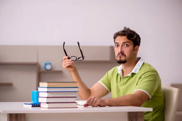 Jeune étudiant masculin étudiant à la maison — Photo