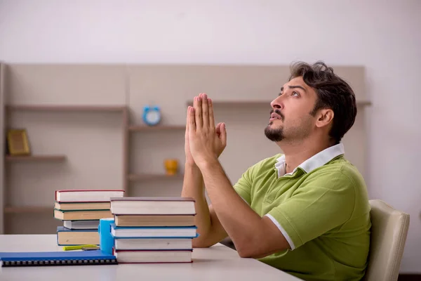 Joven estudiante masculino estudiando en casa —  Fotos de Stock