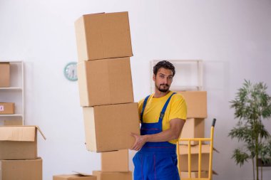 Genç erkek müteahhit evde yer değiştiriyor.