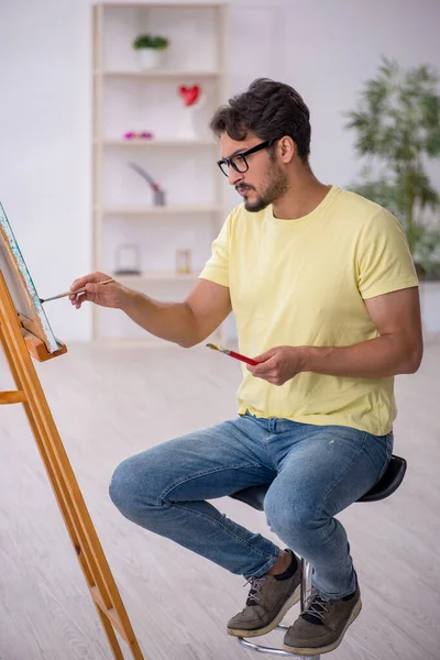 Jovem que gosta de pintar em casa — Fotografia de Stock