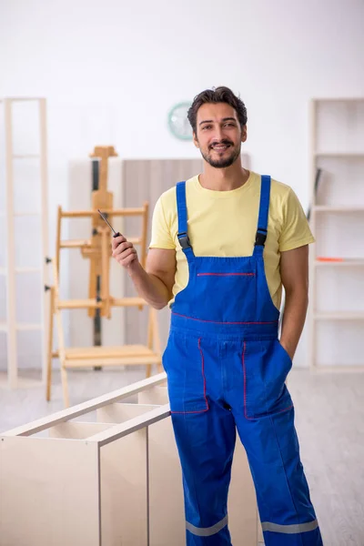 在家工作的年轻男性木匠 — 图库照片