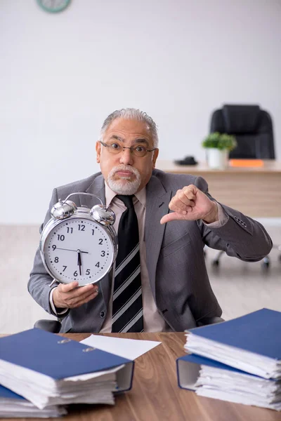 Oud mannelijk werknemer in time management concept — Stockfoto