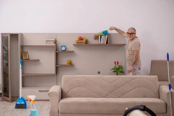 Old man doing housework at home — Stock Photo, Image