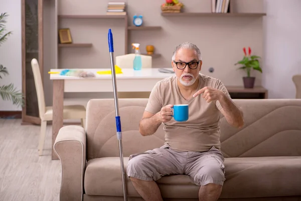 Gamle man som gör hushållsarbete hemma — Stockfoto
