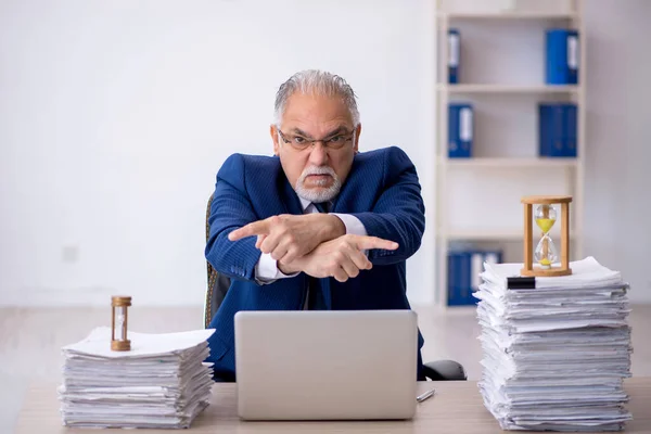 Velho empregado masculino no conceito de gerenciamento de tempo — Fotografia de Stock