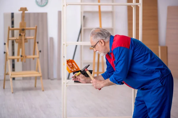 Viejo carpintero trabajando en interiores — Foto de Stock