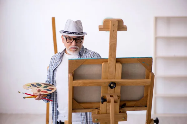 Öreg ember élvezi a festés otthon — Stock Fotó
