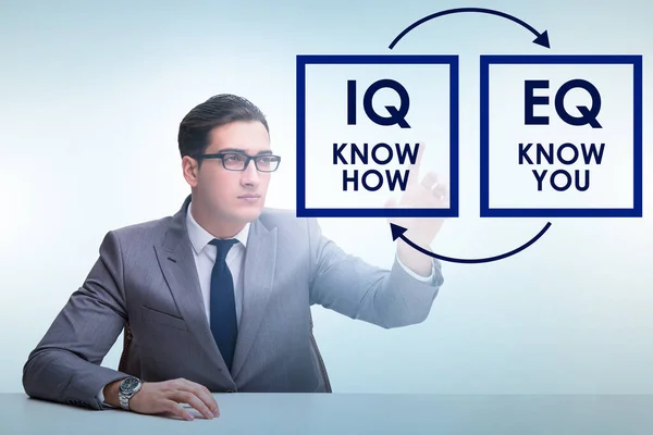 Концепції навичок EQ та IQ з бізнесменом — стокове фото