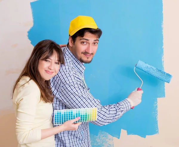 Husband and wife doing renovation at home — Stock Photo, Image