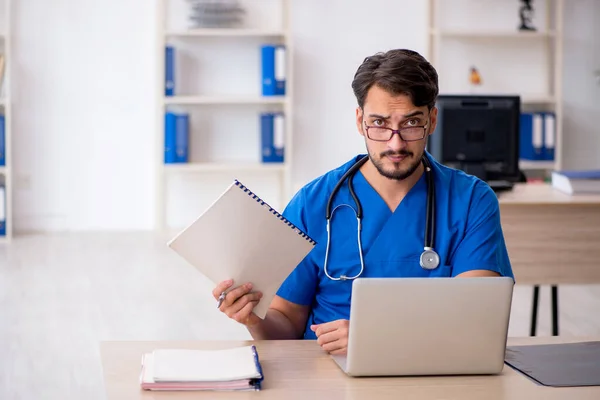 Klinikte çalışan genç erkek doktor. — Stok fotoğraf