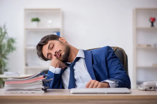 Νεαρός άνδρας υπάλληλος εξαιρετικά κουρασμένος στο γραφείο — Φωτογραφία Αρχείου