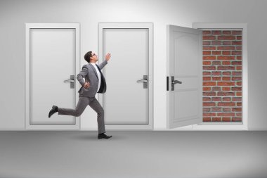 Tuğladan kapısı olmayan bir iş adamı.