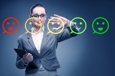 Müşteri geribildirim konseptinde iş kadını