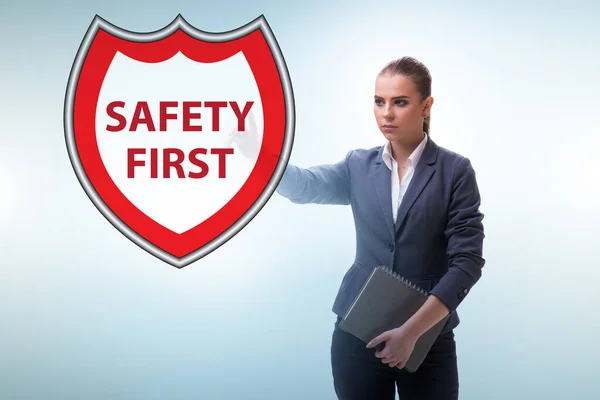 Primul concept de siguranță cu femeia de afaceri — Fotografie, imagine de stoc