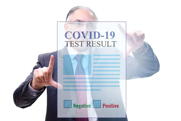 Koncepce koronavirového covid-19 testu s podnikatelem — Stock fotografie