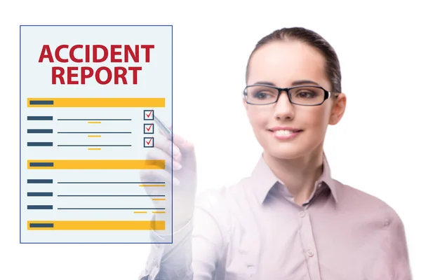 仮想事故報告書のボタンを押すビジネスマンの女性 — ストック写真