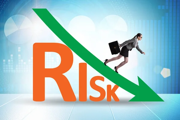 Concepto de reducción y mitigación de riesgos con empresaria — Foto de Stock