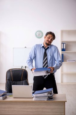 Ofiste çalışan genç bir erkek.