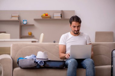 Genç adam eve gitmeye hazırlanıyor.