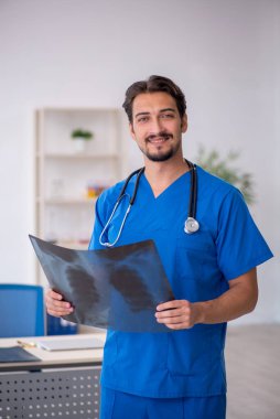 Klinikte çalışan genç bir erkek radyolog.