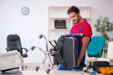 Atölyede çalışan genç bir tamirci.