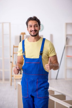 Evde çalışan genç erkek marangoz.