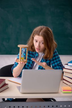 Zaman yönetimi konseptinde genç bayan öğrenci