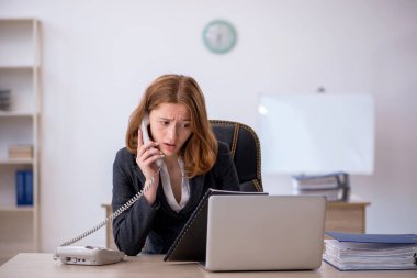 Ofiste çalışan genç bir bayan işçi.