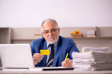 Yaşlı erkek patron salgın sırasında evden çalışıyor.