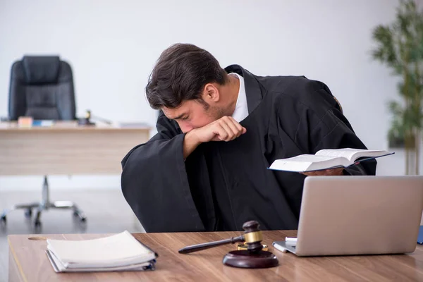 Jonge mannelijke rechter leest boek in het gerechtsgebouw — Stockfoto