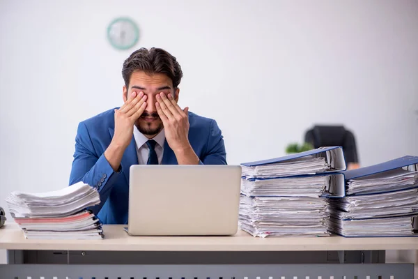 Giovane dipendente maschio e troppo lavoro in ufficio — Foto Stock