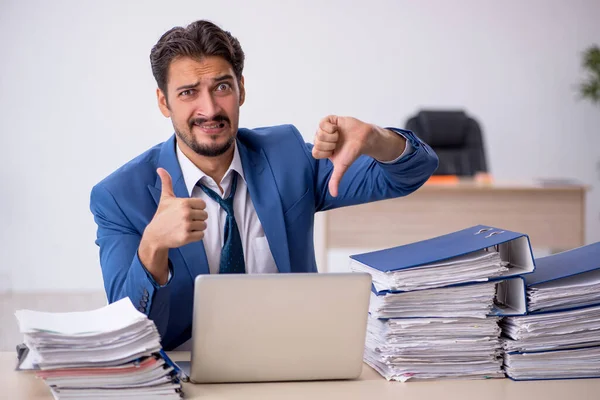 Junge männliche Mitarbeiter und zu viel Arbeit im Büro — Stockfoto