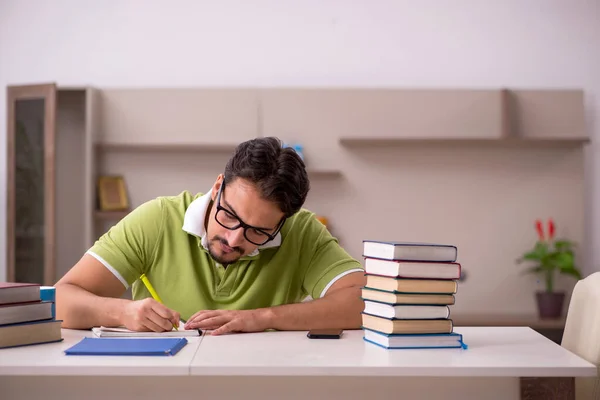 Joven estudiante masculino estudiando en casa — Foto de Stock