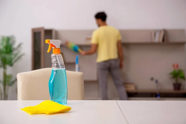 Jongeman doet huishoudelijk werk thuis — Stockfoto