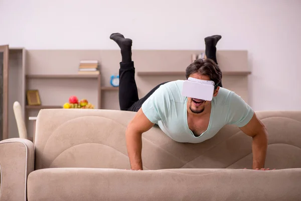 Joven estudiante con gafas virtuales en casa — Foto de Stock