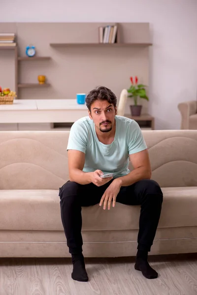 Jovem assistindo tv em casa — Fotografia de Stock