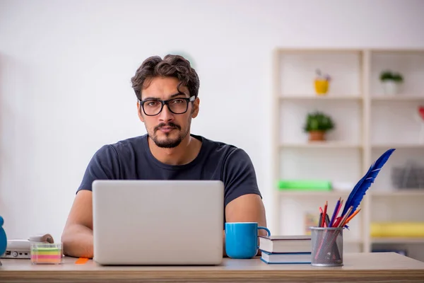 Jovem designer do sexo masculino trabalhando no escritório — Fotografia de Stock