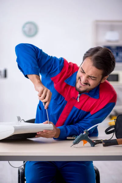 Giovane riparatore maschio riparazione riscaldatore — Foto Stock